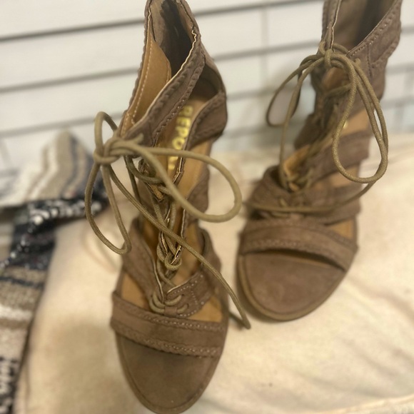 Report brand taupe high heel suede sandals with lace up front EUC - Picture 5 of 8